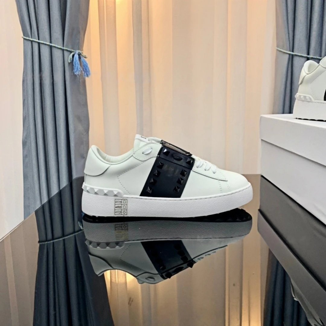 Variant image · Valentino 黑钉